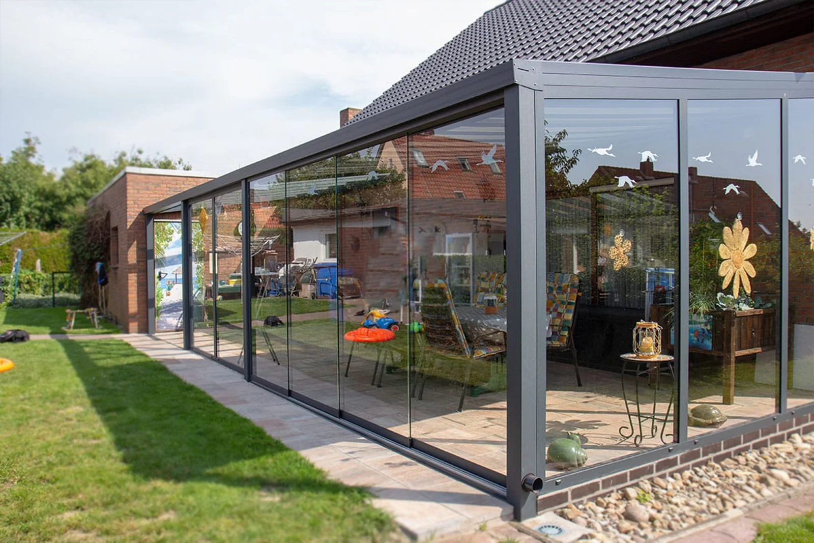 Verglaste Terrassenüberdachung mit Blick in den Garten