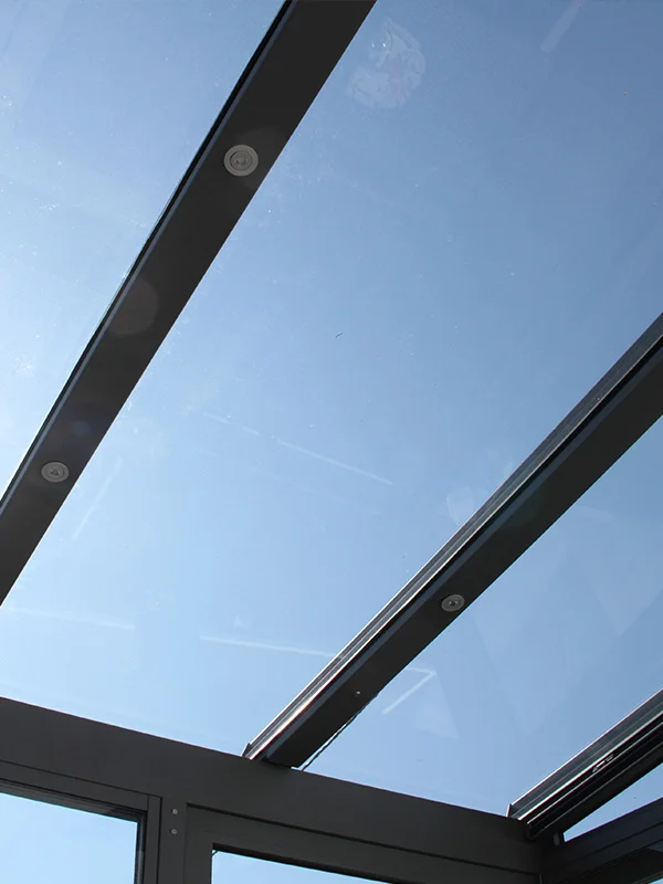 Glasdach mit integrierten Leuchten in den Aluminiumträgern