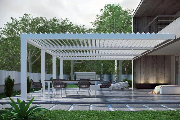 Weißes Lamellendach über einer großzügigen Terrasse mit Gartensitzgruppe