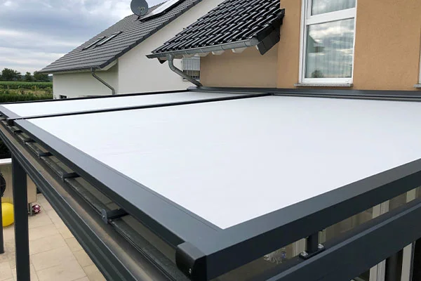 Helle Aufdachmarkise auf einer anthrazitfarbenen Terrassenüberdachung